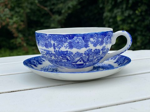 Alte, japanische, blaue und weiße Eierschalen-Teetassen mit europäischem Muster, 
Transferdruck, 1. Hälfte des 20. Jahrhunderts