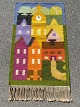 Schwedischer Kelim-Wandteppich des Textilkünstlers Ingegerd Silow. Stadtbild mit 
Wald im Hintergrund. Mitte des 20. Jahrhunderts