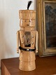 Großer Vintage Nussknacker in Form eines Soldaten. 
Massives, stabverleimtes Holz, 30 Zentimeter hoch. 
Wiegt knapp 1,2 Kilo