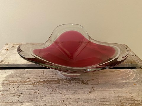 Paul Kedelv für Swedish Flygfors, 1950er Jahre, rosa-weiße Glasschale aus der 
Coquille-Serie