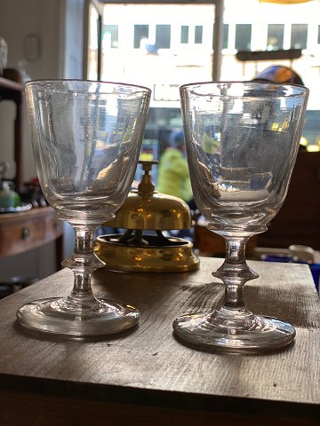 2 gamle Berlinoirs hvidvinsglas / Chr. den 8. glas med glat kumme