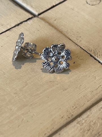 Blumenohrringe aus 925er Sterlingsilber, entworfen von Traudel Toftegaard für 
Toftegaard Design