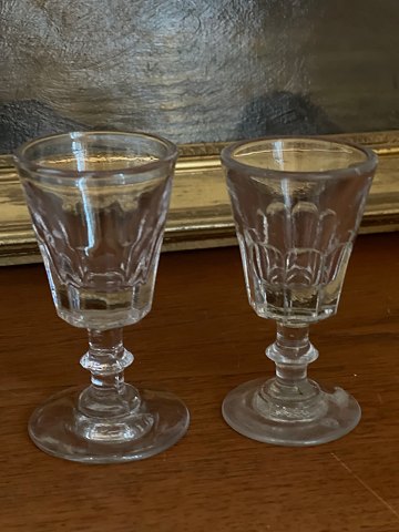 Antikke Wellington portvinsglas / hedvinsglas i presset glas, halvfacetteret 
kumme