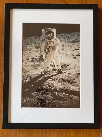 Originalt NASA farveoffsetfotografi / fotoprint fra af Edwin "Buzz" Aldrin under 
Apollo-11 månemissionen i 1969. Astronaut Neil Armstrong spejles i Aldrins visir