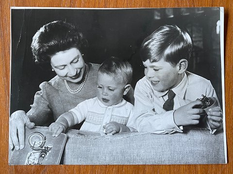 Photographer Lisa Sheridan - born 1894, died 1966 (Studio Lisa): Black and white 
photo of Queen Elizabeth II of England with her sons Prince Andrew and Prince 
Edward in 1965.