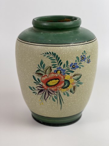 Smuk, gammel, bemalet vase af lertøj. Blomstermotiv i sprudlende, klare farver. Cirka 1940