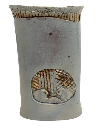 Gerda Østergaard - Smuk, dansk keramik vase med motiv af fugle i rede.