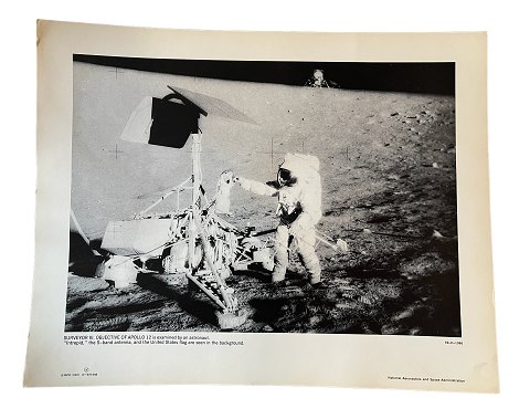 Originalt NASA farveoffsetfotografi fra Apollo 12 månelandingen i november 1969. 
Astronaut Charles Conrad ved Surveyor 3 fotograferet af kollegaen Alan L Bean.