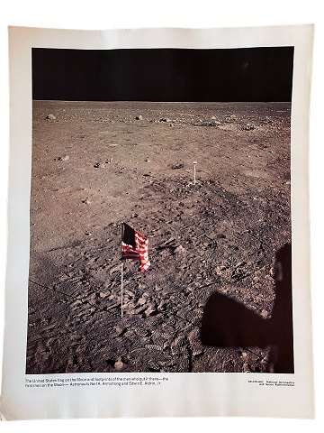 Originalt NASA farveoffsetfotografi fra Apollo 11 månelandingen i juli 1969. Det 
amerikanske flag Old Glory plantet på månen