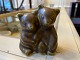 Kleines braunes Paar Bärenjungen, Figur des 
dänischen Keramikers Knud Basse, eigenes Studio 
mit Hasenfellglasur Skandinavische Moderne Mitte 
des Jahrhunderts