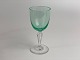 Grünes Holmegaard Pfeiffer Glas für Weißwein. 
Glatt, grün-Becken und facettiert Schaft