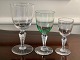 Pfeifferglas, Rotweinglas, grünes Weißweinglas und 
Likörglas / Portweinglas - alle mit glattem Becken 
und facettiertem Stiel. Holmegaard Glashütte - 
siehe Preis in Beschreibung