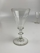 Holmegaard Anglais Weißweinglas aus klarem Glas 
mit facettierter spitzer Mulde am Stiel mit Knopf