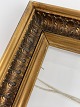 Gammel guldramme af træ med blade med glas fra begyndelsen af det 20. århundrede