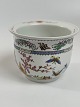 Chinesischer Blumentopf / Cache Pot mit Schmetterlingen und Kirschen, 20. 
Jahrhundert