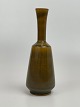 Schöne Vase vom schwedischen Andersson & 
Johansson, Höganäs. Glänzende, braune Glasur mit 
dünnen Streifen