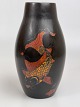 Asiatische Lackvase. Motiv von Koi-Fischen / 
Goldfischen sowie Sonnenaufgang über dem Meer 
(bzw. Sonnenuntergang).