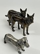 Hunde-figurer af metal. Vintage fra det 20. 
århundrede. Gravhund i "hvidt" metal, schæferhunde 
i mørkt.