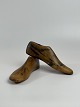 Paar antike holz Schuhe zuletzt in Größe 36. 
Spuren von der Schuhmacherarbeit mit Löchern von 
Nadeln/Nägeln in der Sohle