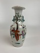 Antike chinesische Vase, Familie Rose, mit Szenen 
und Menschen in einem Garten. 19.-20. Jahrhundert