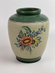 Smuk, gammel, bemalet vase af lertøj. Blomstermotiv i sprudlende, klare farver. Cirka 1940'erne.