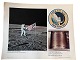 Originalt NASA farveoffsetfotografi fra Apollo 12 månelandingen i november 1969. Billedet viser astronaut Charles Pete Conrad, der holder det amerikanske flag på Stormenes Ocean