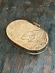 19th century tobacco tin / snuff tin / snuff box in brass. Simple leaf motif