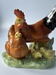 Gruppe mit Huhn, Hahn und zwei Küken - Osterfigur 
aus glasiertem Porzellan.