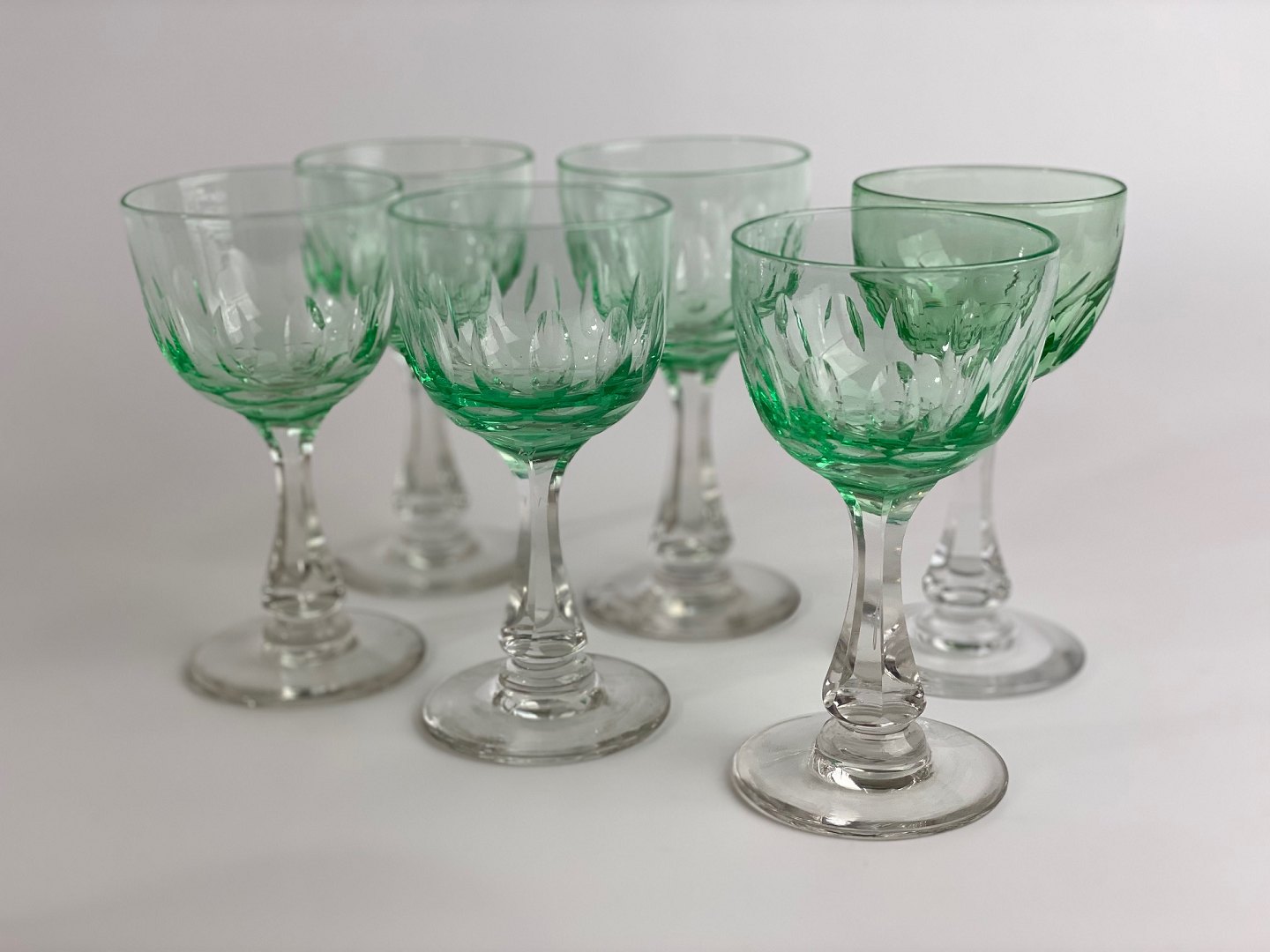 Quirky Sundays Antik & Vintage - Grønne Derby hvidvinsglas, facetteret stilk, grøn Holmegaard, Fyens